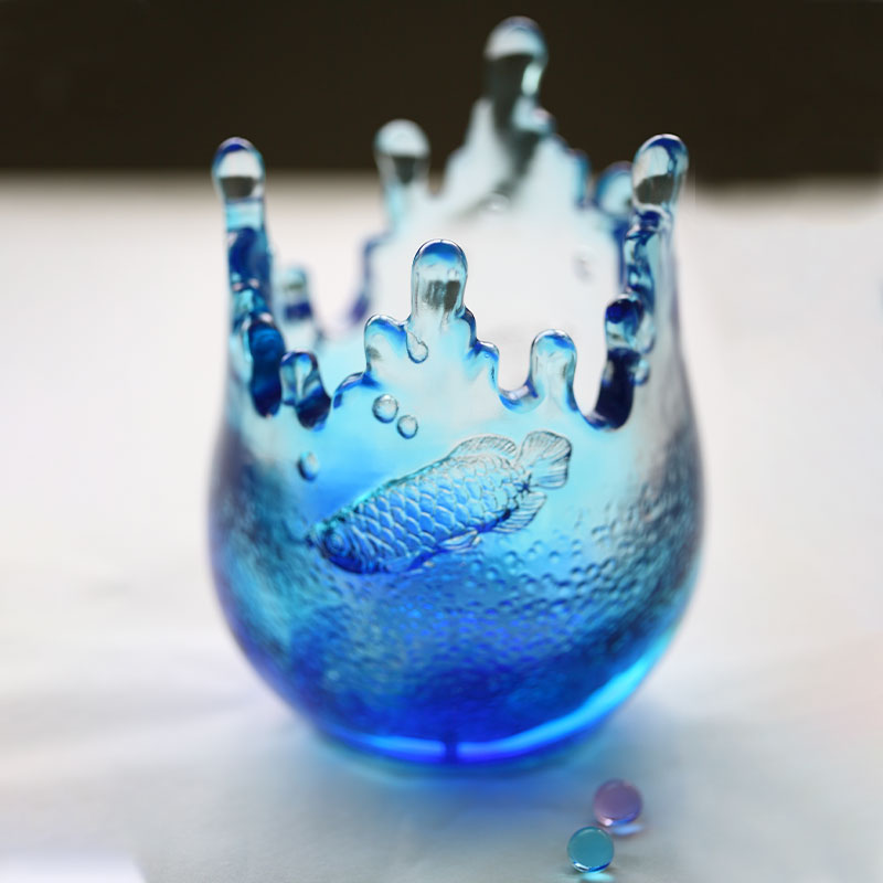 Blue glassware ornaments engraved with fish patterns