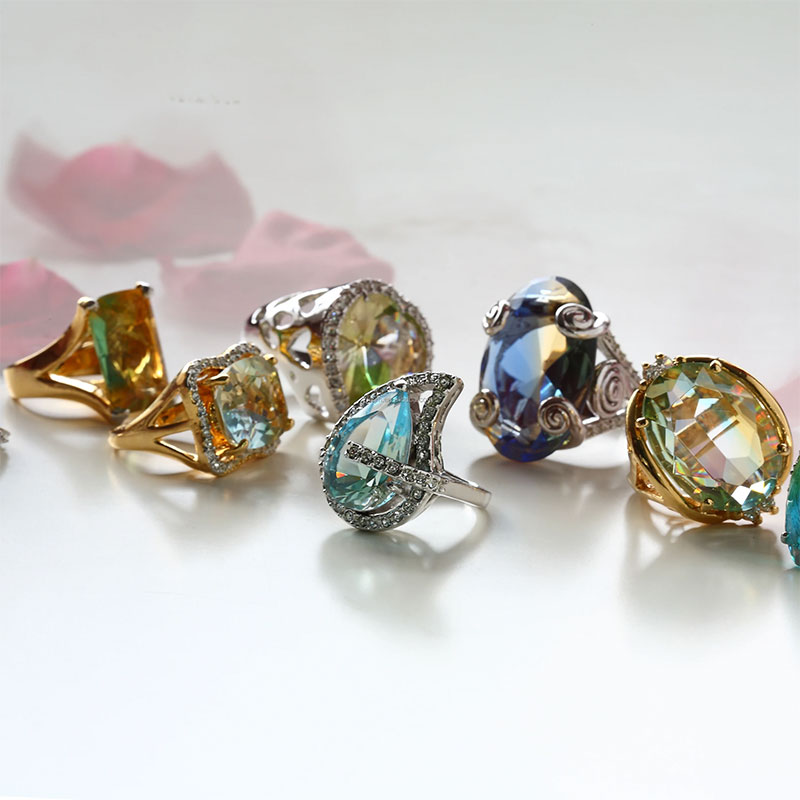 Ring with teardrop-shaped cut glass