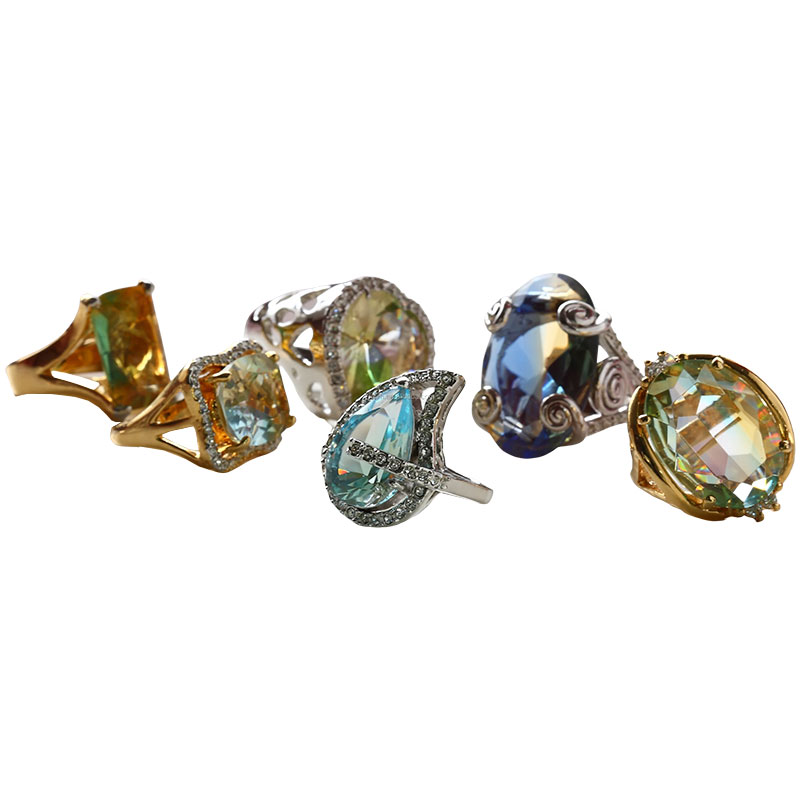 Ring with teardrop-shaped cut glass