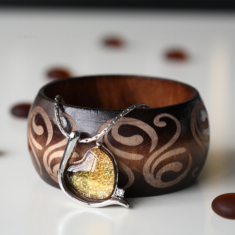 Elegant silver color bracelet inlaid with glass pendant